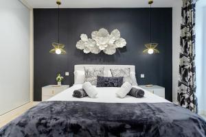 ブルゴスにあるSpacio Menina by Unique Roomsの黒い壁のベッドルーム1室(大型ベッド1台付)