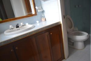 bagno con lavandino e servizi igienici di SLH Boutique Guesthouse a Pasto