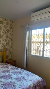 a bedroom with a bed and a window at Casa - Florianópolis, ponta das canas in Florianópolis