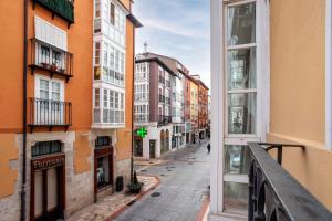 une rue vide dans une ville avec des bâtiments dans l'établissement Spacio Menina by Unique Rooms, à Burgos