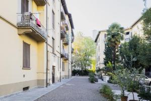 een lege straat in een stad met gebouwen bij Easylife - Oasi di comfort 5 min da Centrale in Milaan