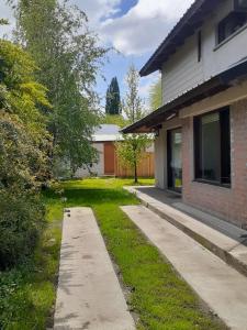 a sidewalk in front of a house at La casa de arriba in El Bolsón