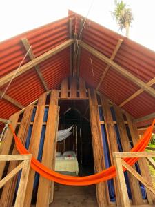 ein Gebäude mit einem orangenen Seil um ihn herum in der Unterkunft El Retoño del Negro Gozón in Nuquí