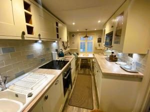 Een keuken of kitchenette bij Luxury Coastal Cottage with free parking - 5 mins walk to town & beach