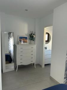 een witte dressoir in een kamer met een spiegel bij Balcon San Rafael in Córdoba