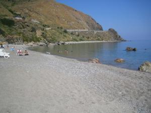 on the beach في جيويوسا ماريا: مجموعة من الناس على شاطئ قريب من الماء