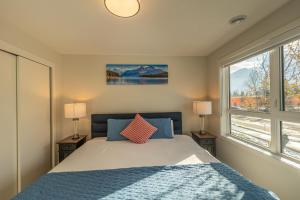 坎莫尔Skyline Getaway - Mountain Views - Pool - Hot Tub的一间卧室，有一张床，两盏灯和一扇窗户 更多48张照片