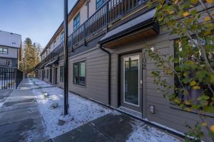 坎莫尔Skyline Getaway - Mountain Views - Pool - Hot Tub的建筑物前的空荡街道