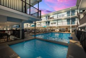 una piscina en medio de un edificio en Hotel Cabana Oceanfront/Boardwalk, en Wildwood