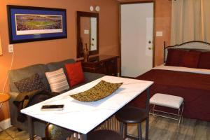 een hotelkamer met een bed en een tafel en stoelen bij Studio 7 in Grand Forks