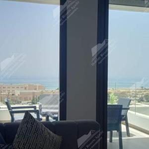 un salon avec un canapé et une vue sur l'océan dans l'établissement Ocean 's Whisper 3 Bedroom Taghazout Bay Tamourit, à Taghazout