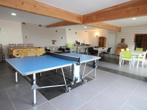 una mesa de ping pong en una habitación con sillas en Gîte Orbey, 4 pièces, 6 personnes - FR-1-744-26, en Orbey