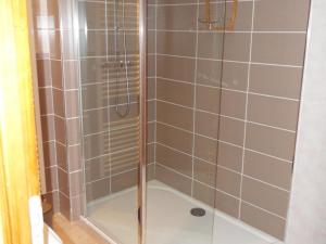 y baño con ducha y puerta de cristal. en Gîte Orbey, 2 pièces, 2 personnes - FR-1-744-25, en Orbey