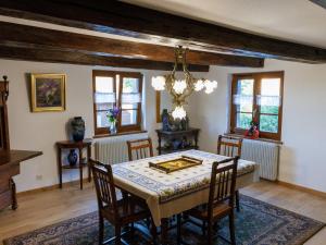 comedor con mesa y sillas en Gîte Ueberstrass, 5 pièces, 5 personnes - FR-1-744-29, en Ueberstrass