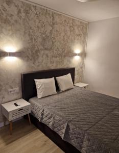 1 dormitorio con 1 cama con 2 almohadas en Old Town 1 st floor, near the beach, en Benidorm