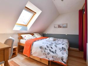 Schlafzimmer im Dachgeschoss mit einem Bett und einem Fenster in der Unterkunft Gîte charmant au calme, 2 personnes, proche vignobles et châteaux, animaux acceptés, terrasse jardin - FR-1-744-33 in Bergheim