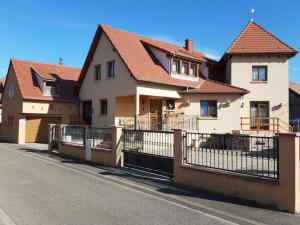 ein Haus mit einem Tor und einem Zaun in der Unterkunft Gîte charmant au calme, 2 personnes, proche vignobles et châteaux, animaux acceptés, terrasse jardin - FR-1-744-33 in Bergheim