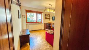 Zimmer mit einer Küche mit einem Tisch und einem Fenster in der Unterkunft Appartamento Einaudi 11 - Affitti Brevi Italia in Bardonecchia