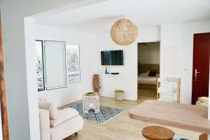 sala de estar blanca con mesa y sofá en Appartemment T2 cosy et spacieux : l’Oasis urbaine, en Les Abymes