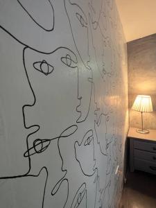 uma pintura de uma mulher com óculos numa cama em Unique Style Apartment em Asbury Park