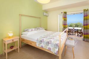 A bed or beds in a room at Red Queen