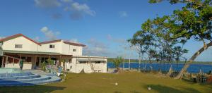 uma casa ao lado de um corpo de água em Bluepango Guest House em Port Vila