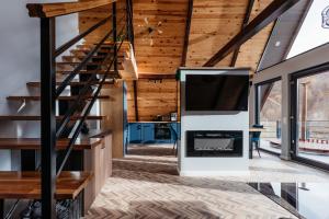 un soggiorno con camino e TV di KARL's Cabin by Black & White Panoramic a Rimetea