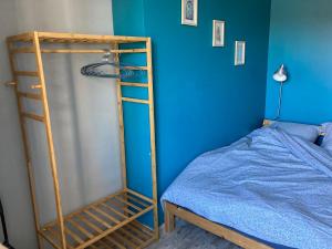 um quarto com uma escada ao lado de uma cama em LE CONTI em Corcieux