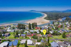 una vista aérea de un suburbio con un punto amarillo en Gerroa Beach Family Headland Escape, en Gerroa