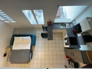 Offrant une vue sur le plafond, cette chambre dispose d'un lit et d'une cuisine. dans l'établissement Bel appartement cosy - Les pieds dans l'eau, au Gosier