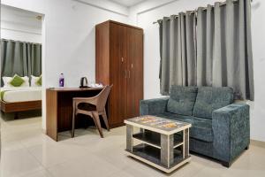 sala de estar con sofá, silla y mesa en hotel Fortune Suites Baner-- Indian nationals only, en Pune