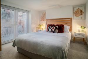 Tempat tidur dalam kamar di Coppergate Mews Apt 1 Stylish 2 bed 2 bath apartment private entrance Doncaster