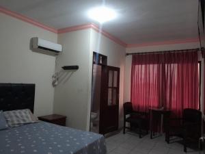 a bedroom with a bed and a table and chairs at RESIDENCIAL SANTIAGO 3020 in Santa Cruz de la Sierra