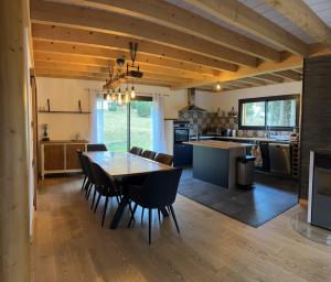 a kitchen and dining room with a table and chairs at Chalet La Morte in La Morte