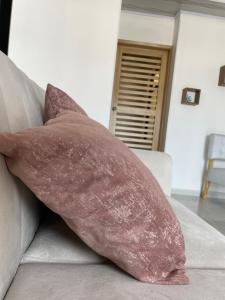 a large pink pillow sitting on top of a couch at San Jorge VVC in Villavicencio