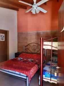 een slaapkamer met een bed en een plafondventilator bij Richard in Mina Clavero