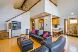 ein Wohnzimmer mit einem Sofa und einem Tisch in der Unterkunft Mountain-View Blue Ridge Cabin Getaway with Fire Pit 