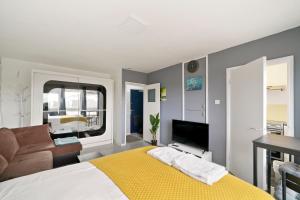 A bed or beds in a room at Comfy 1 bed flat close to central, up to 3 guests
