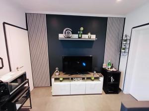 una sala de estar con una pared en blanco y negro en City Apartment Paderborn Apartment 6, en Paderborn