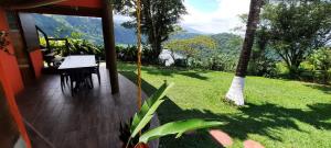 - un coin repas dans une maison avec vue sur le jardin dans l'établissement Hotel, Restaurante y Mirador Bosque Alegre, à Río Cuarto
