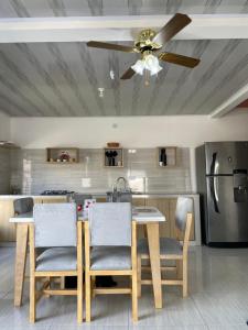 eine Küche mit einem Tisch und Stühlen sowie einem Kühlschrank in der Unterkunft San Jorge VVC in Villavicencio