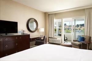um quarto de hotel com uma cama e uma televisão em Sheraton Sonoma Wine Country Petaluma em Petaluma