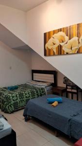 um quarto com 2 camas e uma escada em kitnet em São João Del Rei, a 11km de Tiradentes MG em São João del Rei