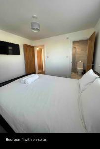 Katil atau katil-katil dalam bilik di White 3 bed bungalow with en-suite and parking