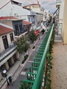 una calle vacía en una ciudad con edificios en City Center Apartment, en Árta