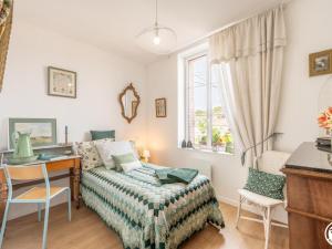 Schlafzimmer mit einem Bett, einem Schreibtisch und einem Fenster in der Unterkunft Gîte Nourard-le-Franc, 5 pièces, 6 personnes - FR-1-526-44 in Ravenel