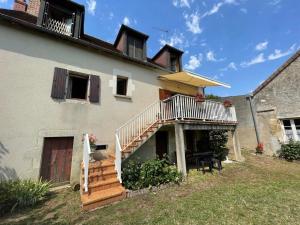 una casa con scala e patio di Maison de Charme près de Sancerre: Jardin, Terrasse, Wifi, Activités Nautiques & Équestres - FR-1-586-40 a Saint-Bouize