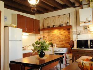 una cucina con un tavolo con un vaso di fiori sopra di Maison de Charme près de Sancerre: Jardin, Terrasse, Wifi, Activités Nautiques & Équestres - FR-1-586-40 a Saint-Bouize
