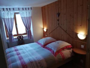 - une chambre avec un lit et une fenêtre dans l'établissement Gîte Breitenbach-Haut-Rhin, 3 pièces, 5 personnes - FR-1-744-42, à Breitenbach-Haut-Rhin