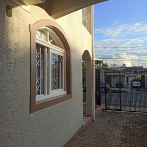 uma janela do lado de um edifício em Hostel na Rota da Serra Gaúcha em Taquara
